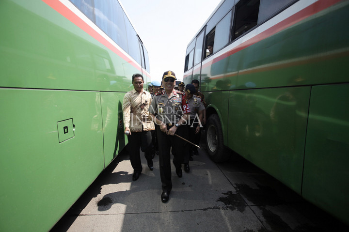 Kapolda Metro Jaya Irjen Pol M Iriawan saat melakukan pengecekan jalur mudik lebaran di Terminal Kali Jaya, Cikarang, Bekasi