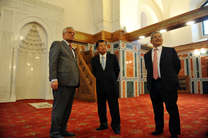 Sebelum ke Jepang, Wapres JK menyampaikan kuliah umum tentang Islam di Indonesia di Oxford University, Inggris. Wapres juga meninjau Queen Elizabeth Stadium sebagai persiapan pelaksaan Asian Games 2018.