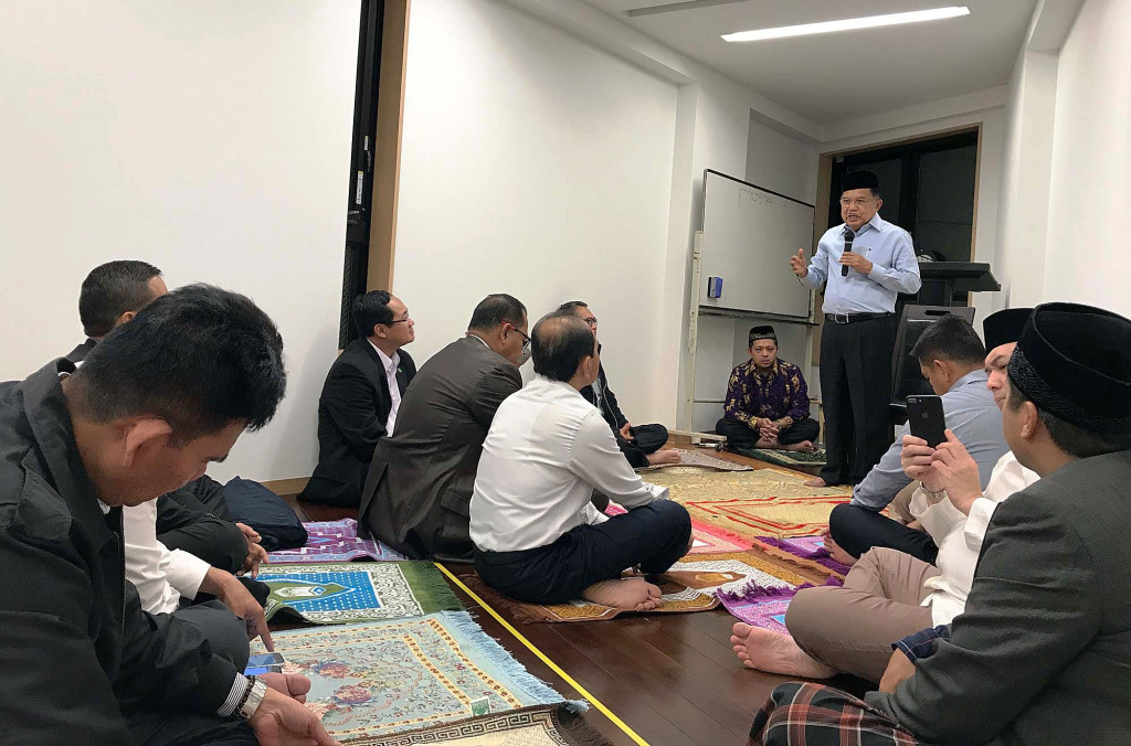 Sehari sebelumnya Wapres JK menjadi imam dan menyampaikan tauziah ramadhan di Masjid Indonesia di Tokyo.