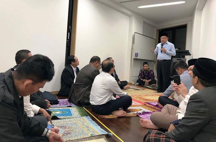Sehari sebelumnya Wapres JK menjadi imam dan menyampaikan tauziah ramadhan di Masjid Indonesia di Tokyo.
