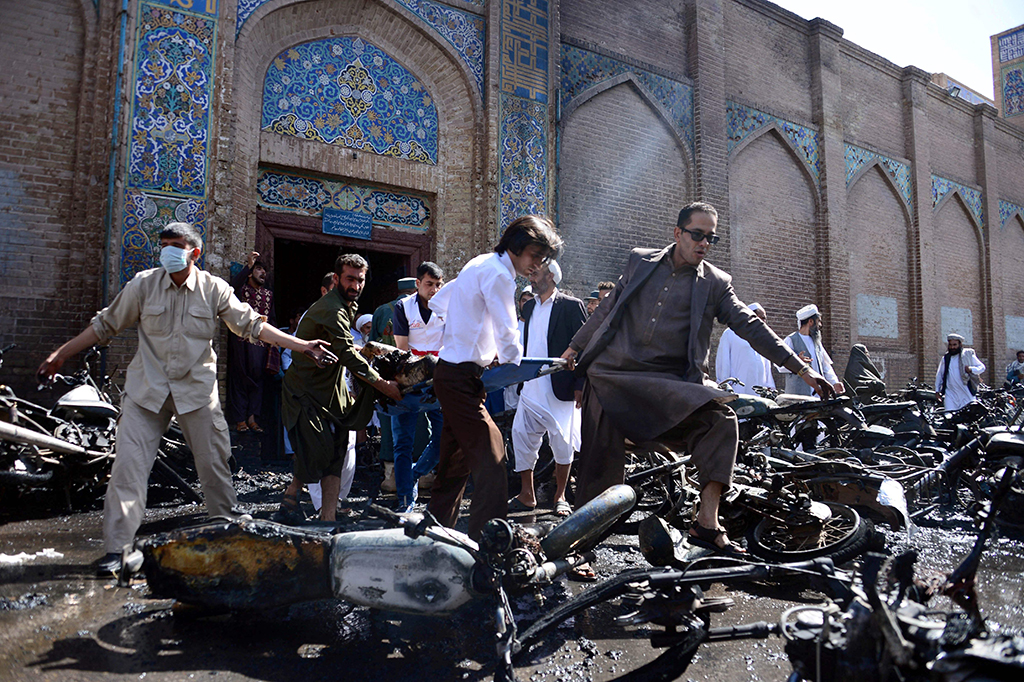 Juru bicara kelompok Taliban, yang telah melakukan pemberontakan 16 tahun melawan pemerintah Afghanistan, membantah terlibat dalam ledakan bom tersebut.