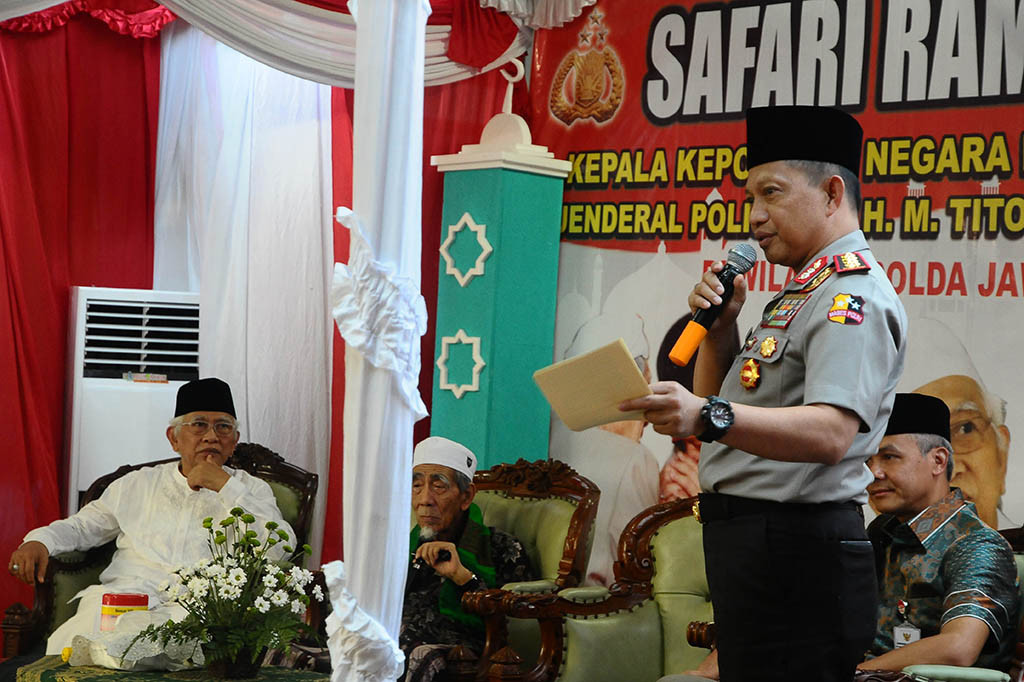 Kapolri Jenderal Pol Tito Karnavian memberikan sambutan disaksikan KH Mustafa Bisri, KH Maimun Zubair, dan Gubernur Jawa Tengah Ganjar Pranowo saat bersilaturahmi dalam rangka Safari Ramadan di Pondok Pesantren Raudhatut Thalibin di Desa Leteh, Rembang, Jawa Tengah.