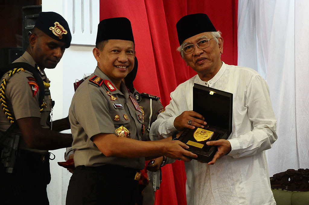 Kapolri Jenderal Pol Tito Karnavian menyerahkan cendera mata kepada KH Mustafa Bisri saat bersilaturahmi dalam rangka Safari Ramadan di Pondok Pesantren Raudhatut Thalibin di Desa Leteh, Rembang, Jawa Tengah.