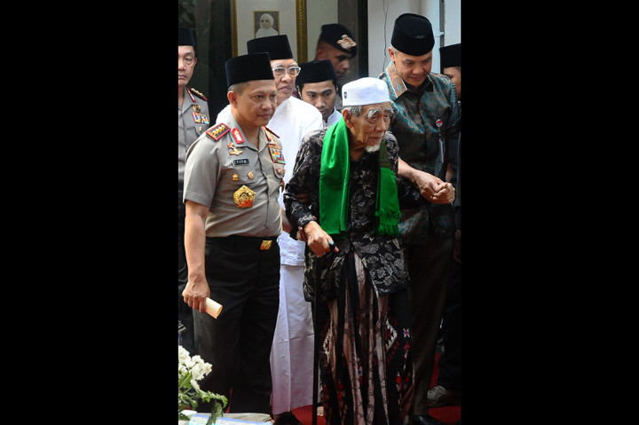 Kapolri Jenderal Pol Tito Karnavian berjalan bersama KH Maimun Zubair, KH Mustafa Bisri dan Gubernur Jawa Tengah Ganjar Pranowo saat bersilaturahmi dalam rangka Safari Ramadan di Pondok Pesantren Raudhatut Thalibin di Desa Leteh, Rembang, Jawa Tengah.
