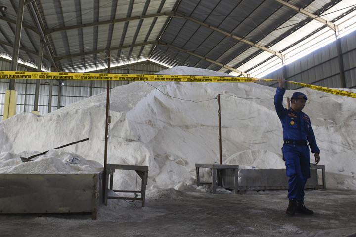 Petugas memeriksa garam milik PT Garam (persero) yang disegel di dalam gudang.