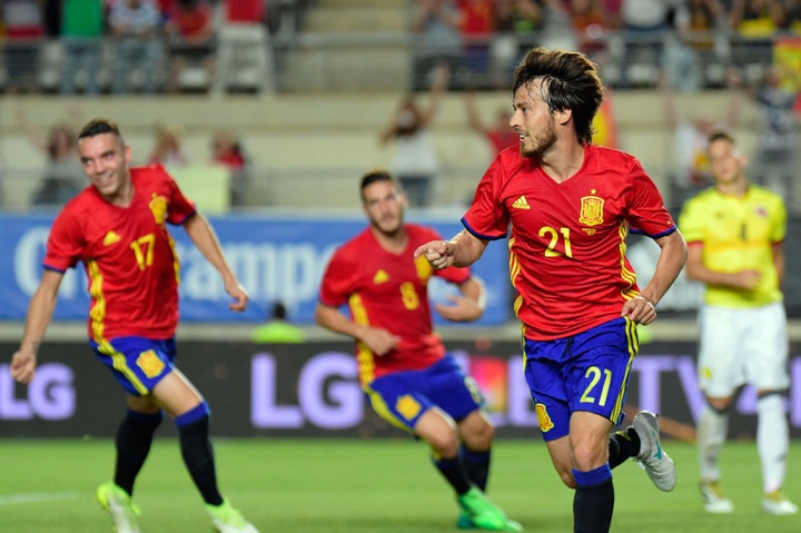 David Silva membawa Spanyol unggul 1-0 saat pertandingan memasuki menit 22. Silva memanfaatkan umpan Pedro, dan melepaskan tendangan jarak dekat yang tidak mampu dihentikan oleh David Ospina kiper Kolombia.