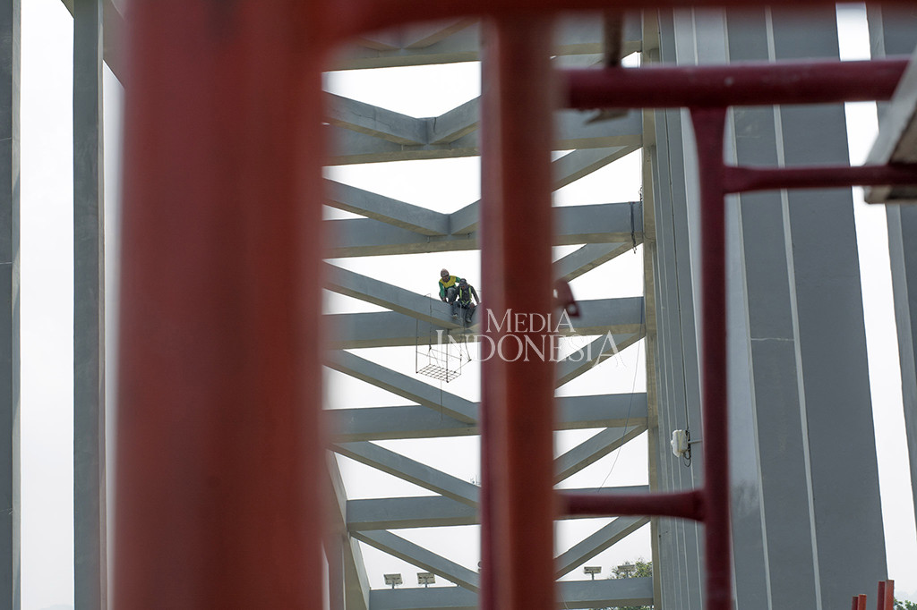 Jelang Mudik, Jembatan Soeharto di Banyumas Dicat Ulang