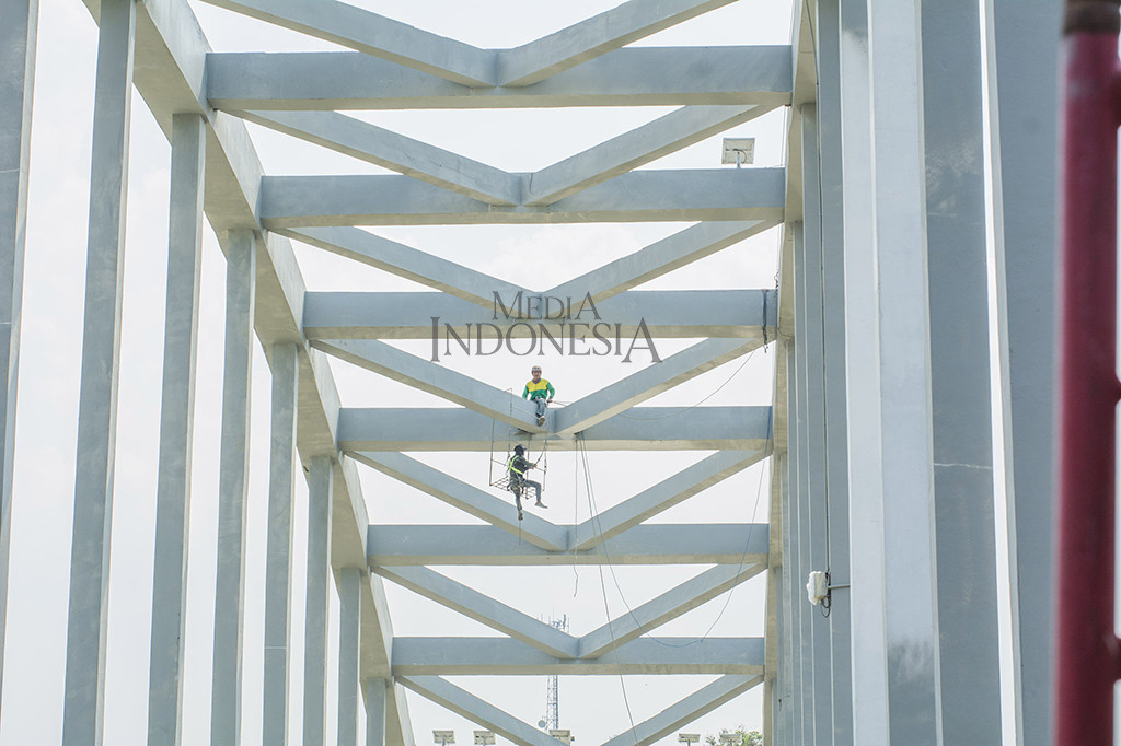 Jelang Mudik, Jembatan Soeharto di Banyumas Dicat Ulang