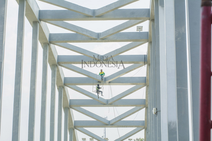 Jelang Mudik, Jembatan Soeharto di Banyumas Dicat Ulang