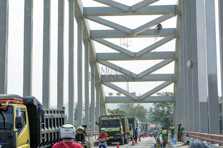 Jelang Mudik, Jembatan Soeharto di Banyumas Dicat Ulang