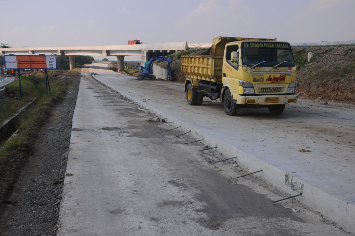 Truk mengangkut tanah pengerjaan jalan tol Solo-Kertosono di Banyudono, Boyolali, Jawa Tengah. Jalan tol Solo-Kertosono (Soker) akan difungsikan sebagai jalur alternatif pemecah kemacetan arus mudik lebarandengan dengan pintu masuk di Ngasem dan Klodran, Karanganyar, serta pintu keluar tol di Pungkruk, Sragen. ANTARA FOTO/Aloysius Jarot Nugroho