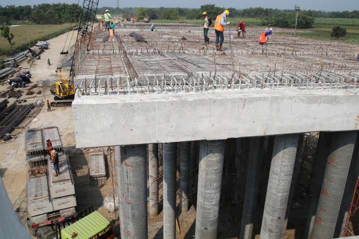 Pekerja menyiapkan proses pengecoran jalan tol Kertosono-Jombang di Patianrowo, Nganjuk, Jawa Timur, Kamis (8/6/2017). Ruas jalan tol ini ditargetkan dapat dilalui arus mudik mulai H-7 lebaran demi mengurai kemacetan di jalur utama. ANTARA FOTO/Prasetia Fauzani