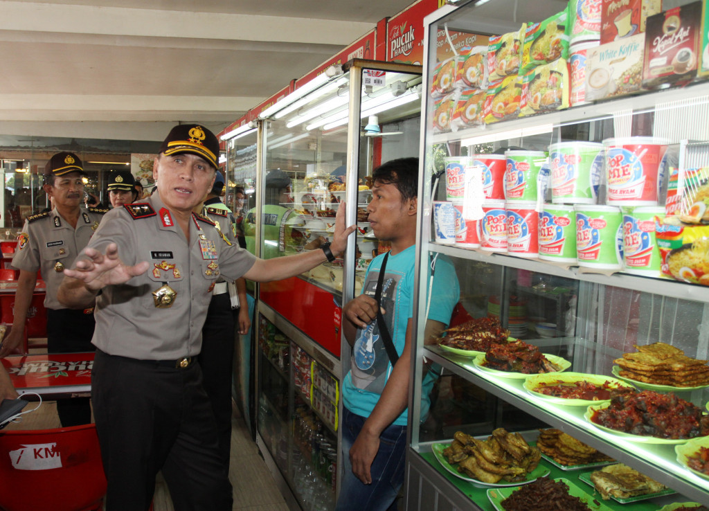 Kapolda Metro Jaya Irjen Pol Mochamad Iriawan menyapa pedagang di rest area Tol Jakarta-Cikampek, Kamis (8/6/2017). Rest area merupakan simpul kemacetan yang perlu strategis khusus untuk mengurainya. ANTARA FOTO/Reno Esnir