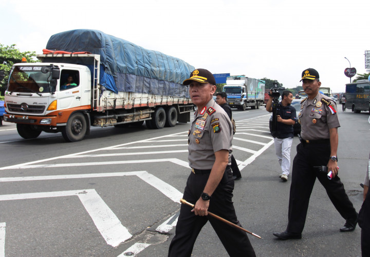 Kapolda Metro Jaya Irjen Pol Mochamad Iriawan memantau pos titik kemacetan di KM 11 Jalan Tol Jakarta-Cikampek, Jakarta, Kamis (8/6/2017). Puncak arus mudik lebaran di tol Jakarta-Cikampek diperkirakan terjadi pada H-4 lebaran. ANTARA FOTO/Reno Esnir