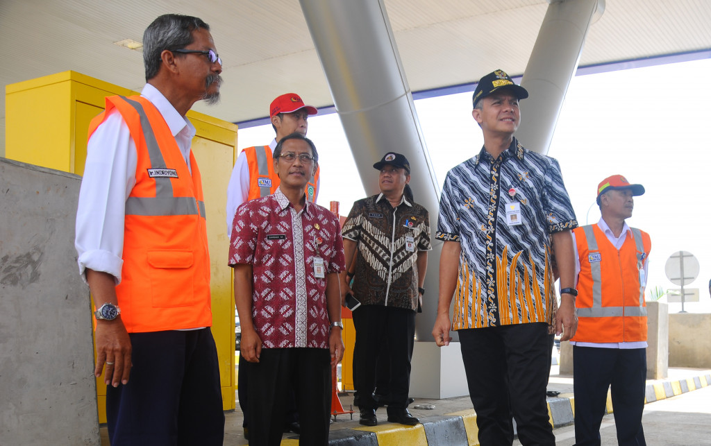 Gubernur Jawa Tengah Ganjar Pranowo di Gerbang Tol Salatiga meninjau kesiapan Tol Bawen-Salatiga. Tol yang sedang dikebut penyelesaiannya ini merupakan jalur alternatif untuk memecah kemacetan di jalur utama Semarang-Salatiga. ANTARA FOTO/Aloysius Jarot Nugroho