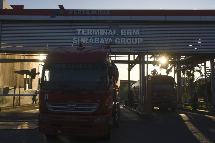Kesibukan pengisian truk tanki BBM di Teminal BBM Tanjung Perak, Surabaya, Kamis (8/6/2017). ANTARA FOTO/Zabur Karuru