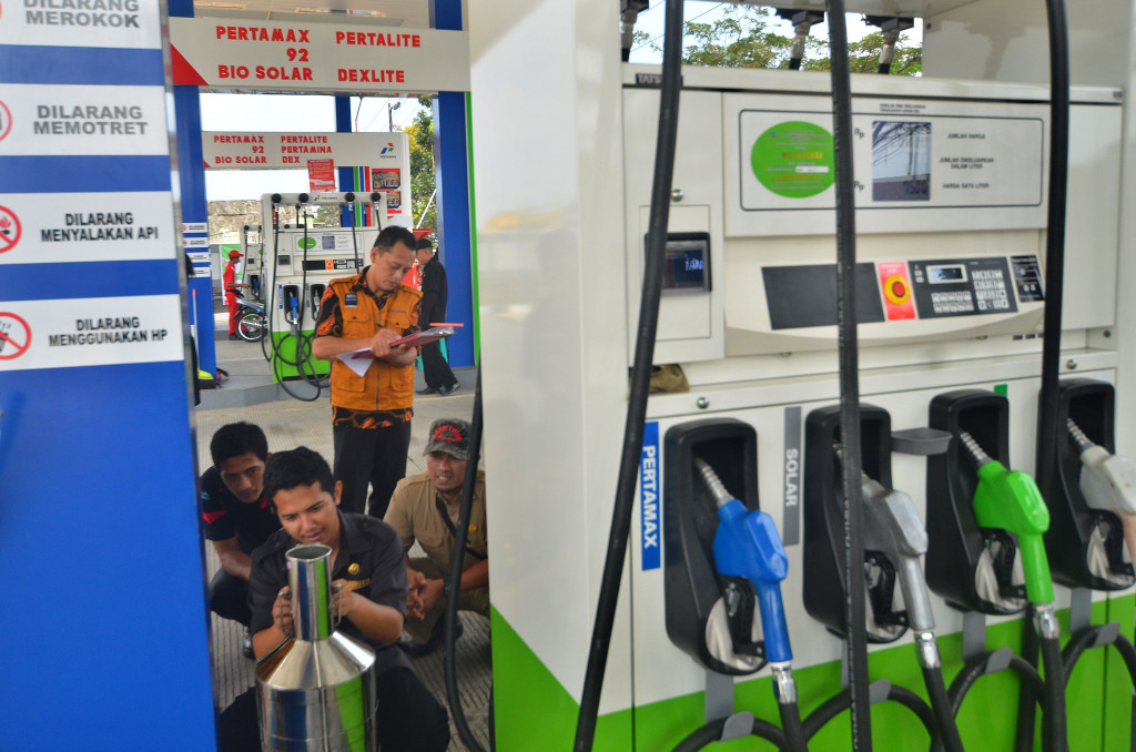 Sementara di SPBU dilakukan tera ulang terhadap meteran dispenser. Tera ulang di di Tasikmalaya ini dilakukan tim dari Direktorat Metrologi Kementerian Perdagangan dan pemda setempat.  ANTARA FOTO/Adeng Bustomi