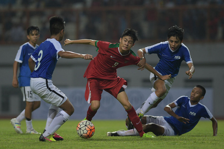 Pesepak bola Timnas Indonesia U-16 Rendi Juliansyah (tengah) menggiring bola dihadang sejumlah pesepak bola Timnas Singapura U-16 dalam pertandingan persahabatan di Stadion Wibawa Mukti, Kabupaten Bekasi, Jawa Barat, Kamis (8/6/2017) malam.