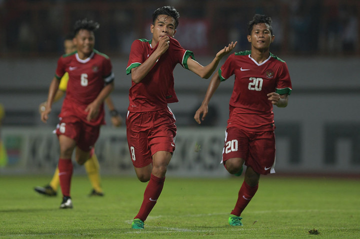 Brylian Negiehta Dwiki Aldama (tengah) melakukan selebrasi usai mencetak gol pembuka bagi Indonesia.