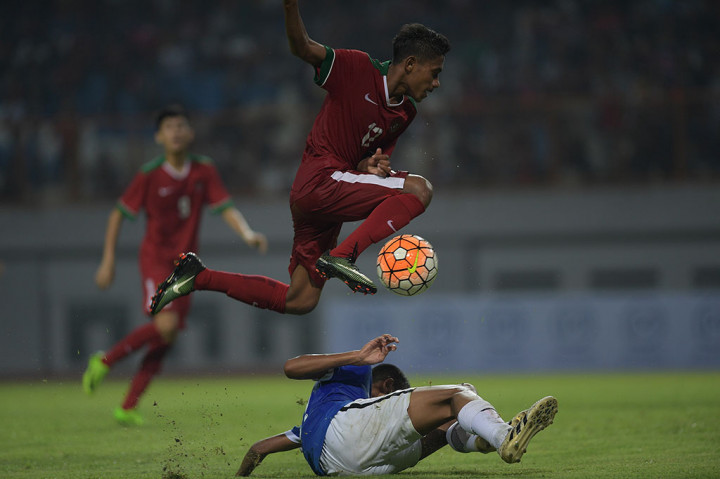 Hamsa M Lestaluhu berusaha melewati hadangan pesepak bola Timnas Singapura U-16 Muhammad Ryaan Bin Sanizal.