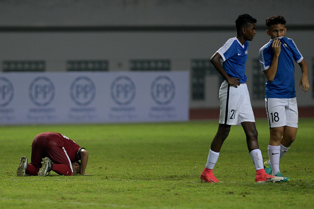 Sukra Yatul Fajra (kiri) melakukan sujud syukur usai mengalahkan Timnas Singapura U-16.