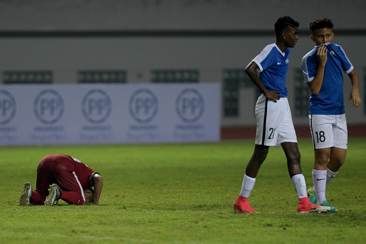 Sukra Yatul Fajra (kiri) melakukan sujud syukur usai mengalahkan Timnas Singapura U-16.