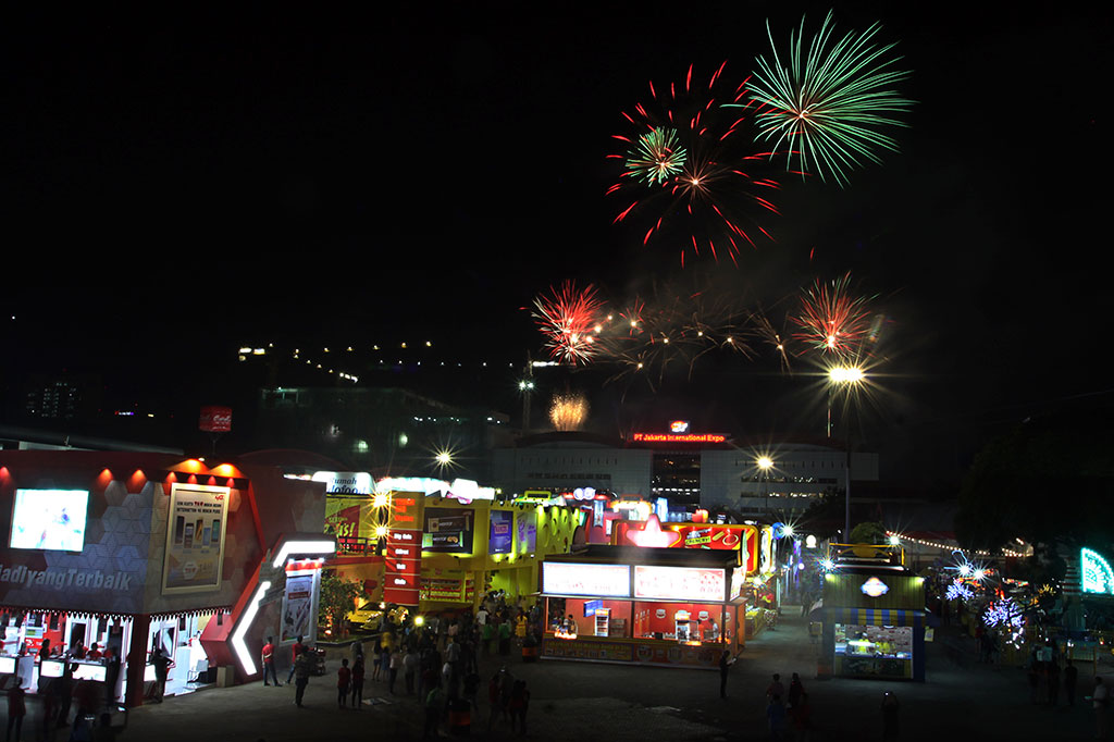 Kembang api memeriahkan pembukaan Jakarta Fair atau Pekan Raya Jakarta 2017 di JIExpo Kemayoran, Jakarta, Kamis (8/6/2017) malam.