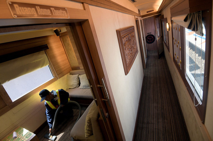 Petugas membersihkan interior Kereta Wisata Sumatera.