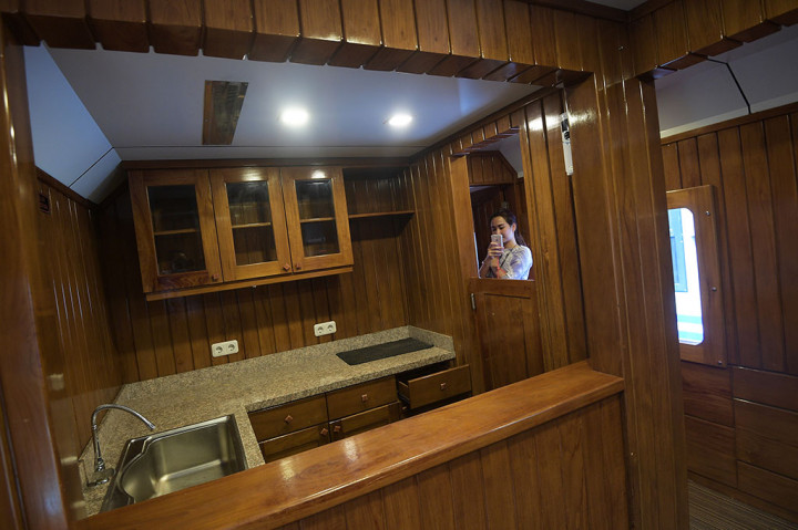 Calon penyewa memotret interior Kereta Wisata Imperial milik PT Kereta Api Pariwisata.