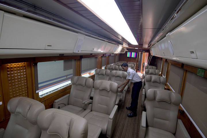 Petugas mengecek kursi penumpang Kereta Wisata Imperial.