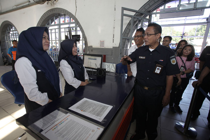 Dirut PT KAI Edi Sukmoro berbincang dengan petugas saat melakukan inspeksi layanan penumpang di Stasiun Pasar Senen, Jakarta Pusat, Jumat (9/6/2017).