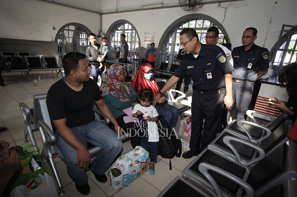 Dirut PT KAI Edi Sukmoro berbincang dengan calon penumpang saat melakukan inspeksi layanan penumpang di Stasiun Pasar Senen, Jakarta.