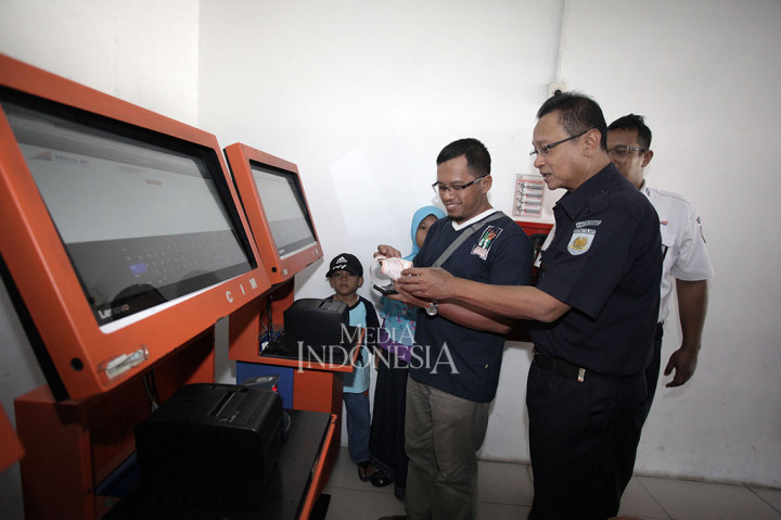 Dirut PT KAI Edi Sukmoro membantu calon penumpang yang tengah melakukan pemesanan tiket kereta api.