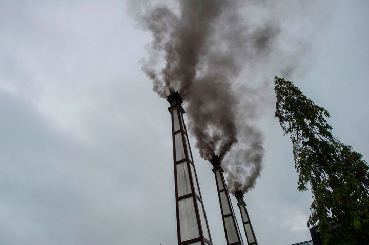 Asap membubung dari cerobong rematorium saat jenazah korban kecelakaan pesawat dikremasi di rumah duka di Dawei, Myanmar, Jumat (9/6/2017).