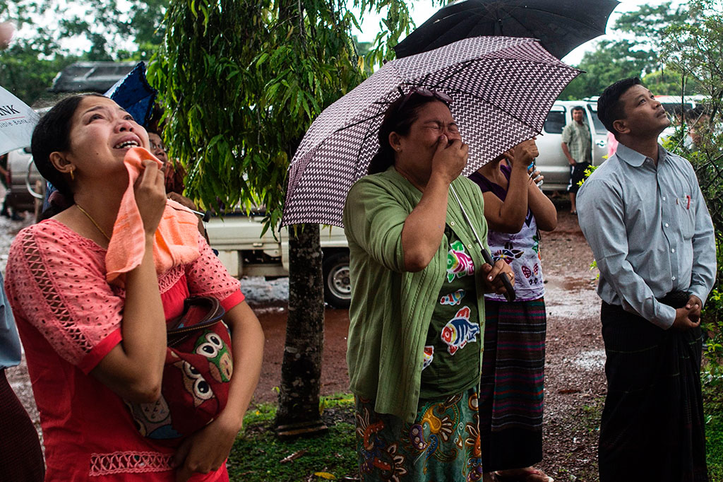Keluarga diselimuti rasa duka saat menghadiri prosesi kremasi.