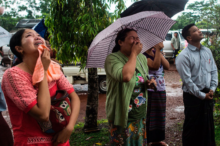 Keluarga diselimuti rasa duka saat menghadiri prosesi kremasi.