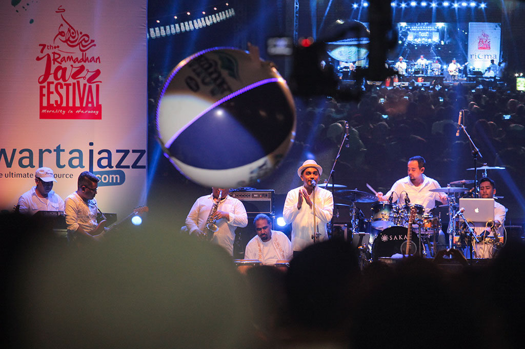 Penyanyi Glenn Fredly tampil pada acara Ramadan Jazz Festival 2017 di halaman Masjid Cut Meutia, Jakarta, Jumat (9/6/2017).