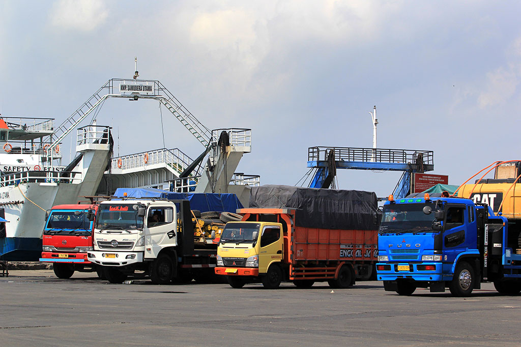 Sejumlah truk antre untuk memasuki kapal di Pelabuhan Ketapang, Banyuwangi, Jawa Timur, Sabtu (10/6/2017). 