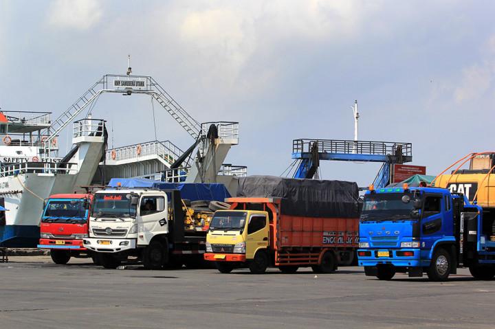 Sejumlah truk antre untuk memasuki kapal di Pelabuhan Ketapang, Banyuwangi, Jawa Timur, Sabtu (10/6/2017). 