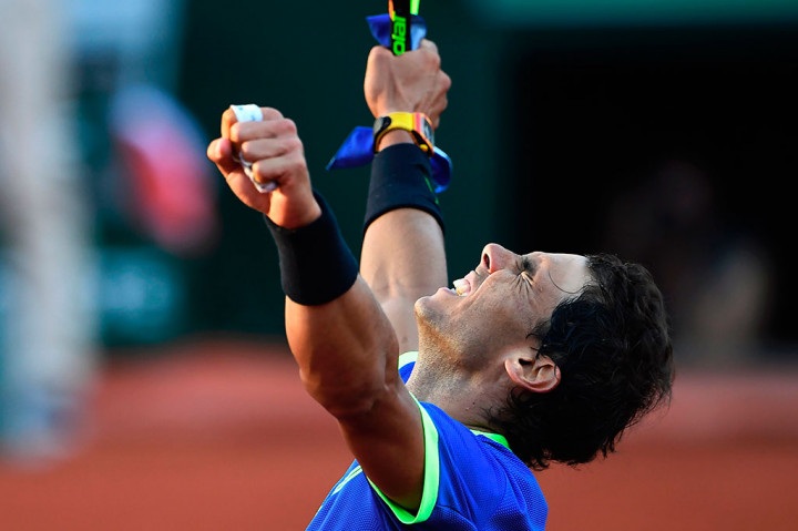 Unggulan keempat Rafael Nadal melakukan selebrasi usai menundukkan Dominic Thiem 6-3, 6-4, 6-0 di semifinal Prancis Terbuka, Jumat (9/6/2017) waktu setempat.