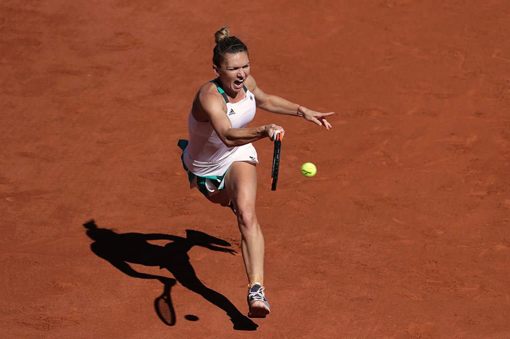 Di set pertama, Ostapenko memang harus mengakui keunggulan Halep, petenis asal Rumania yang lima tahun lebih tua ketimbang Ostapenko. Kedua petenis ini saling berkejaran poin di set pertama hingga akhirnya Halep unggul 6-4.