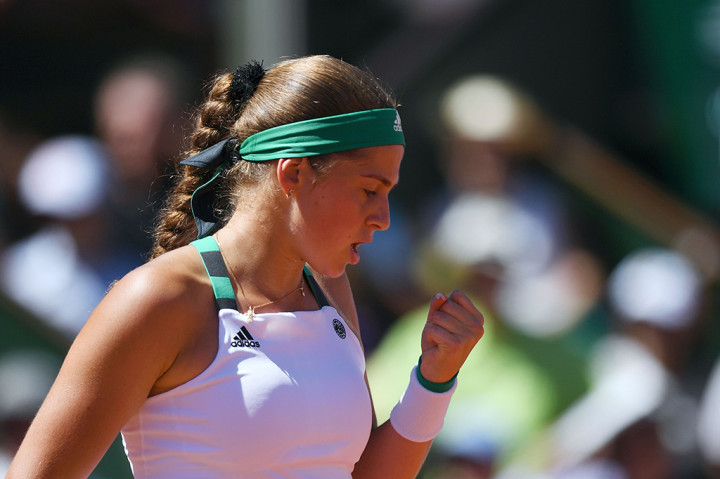 Ostapenko sempat berbalik unggul 4-3 sebelum akhirnya disamakan 4-4. Kesalahan-kesalahan yang dilakukan Halep di game ke-5 dan 6 membuat dia kalah 4-6.