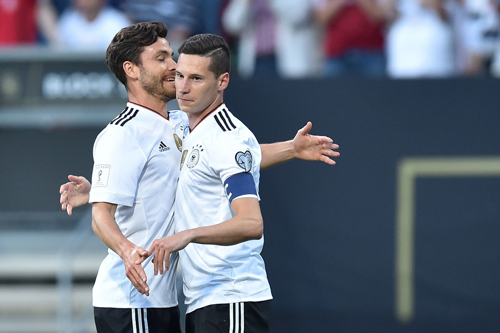 Tuan rumah unggul cepat saat laga baru berjalan 11 menit lewat sontekan Julian Draxler memanfaatka kemelut di depan gawang Dan Marino.