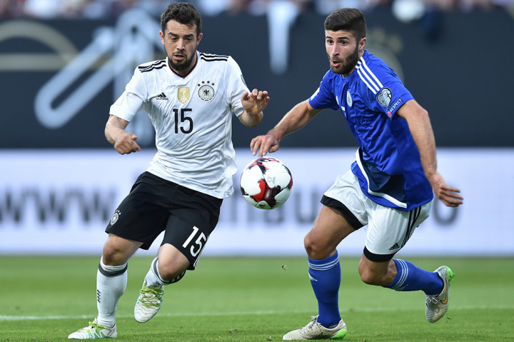 Amin Younes membawa Jerman unggul 4-0, memanfaatkan kesalahan kiper San Marino Elia Beneditti.