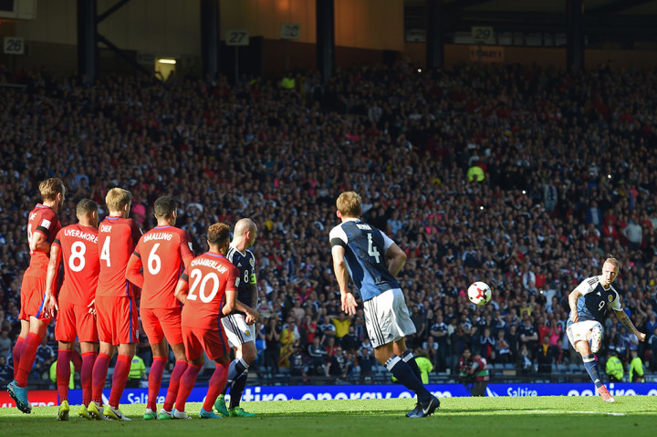 Tuan berbalik unggul tiga menit kemudian lagi-lagi lewat Tendangan bebas Griffiths.