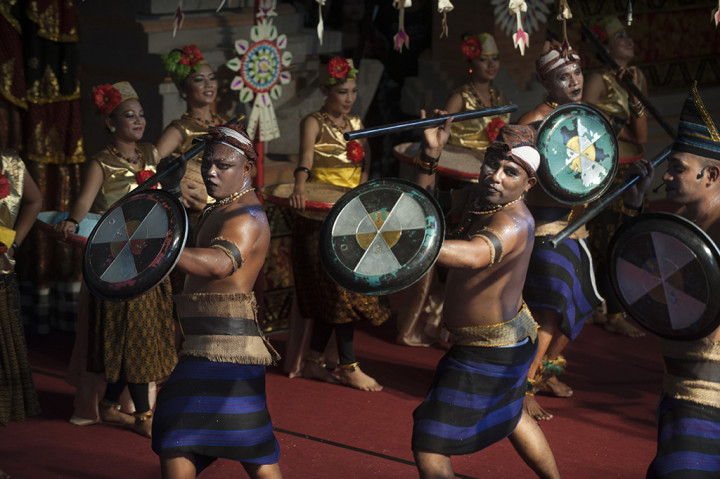 Sejumlah seniman mementaskan Tari Bhara Nuri dalam pagelaran kesenian NTT pada ajang Pesta Kesenian Bali ke-39 di Taman Budaya Denpasar, Bali, Minggu (11/6/2017). Tarian tersebut menceritakan sosok pahlawan dari Ende saat berperang melawan penjajah. 
