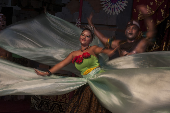 Dua seniman membawakan tari kontemporer dalam pagelaran kesenian NTT pada ajang Pesta Kesenian Bali ke-39 di Taman Budaya Denpasar, Bali, Minggu (11/6/2017). Tarian tersebut diangkat dari legenda masyarakat Ende, yaitu kisah terciptanya Gunung Meja, Ia dan Wongge di NTT.