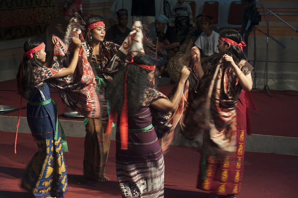 Sejumlah seniman mementaskan tari adat Sikka dalam pagelaran kesenian NTT pada ajang Pesta Kesenian Bali ke-39 di Taman Budaya Denpasar, Bali, Minggu (11/6/2017). Tarian tersebut biasanya untuk penyambut tamu adat masyarakat di NTT. 