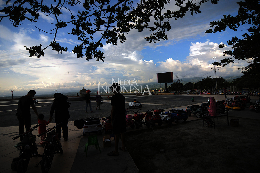 Ngabuburit di Anjungan Teluk Palu