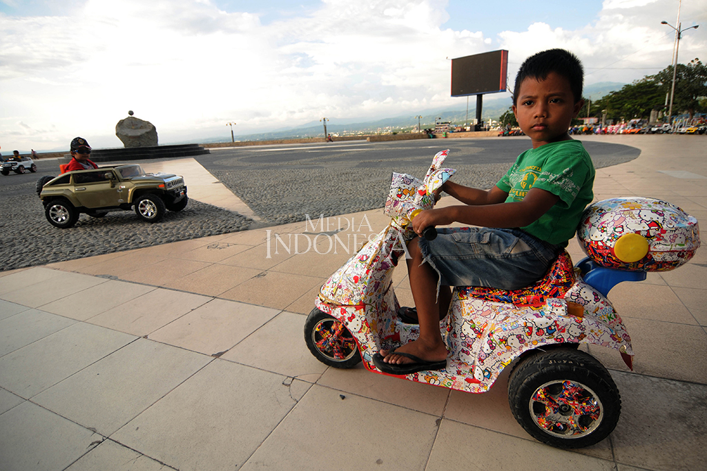 Ngabuburit di Anjungan Teluk Palu